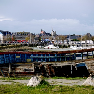 Epave dervant un port de plaisance, maisons, église et tours - France  - collection de photos clin d'oeil, catégorie paysages